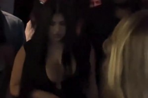 杜兰特在纽约夜店嗨皮 身边美女成群啊