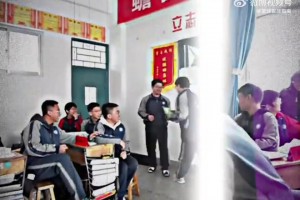 昨晚中国女篮不敌日本后，杨舒予看着比分牌，感觉像憋了一口气！